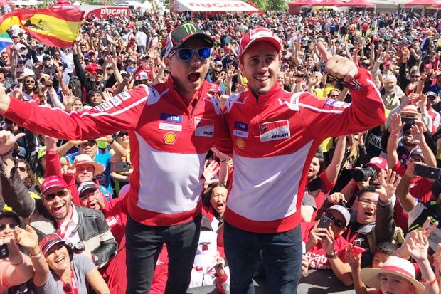 Andrea Dovizioso (kanan-Ducati Corse) bersama Jorge Lorenzo di sela-sela akhir pekan MotoGP Austin 2017. (Foto-Ducati Racing)