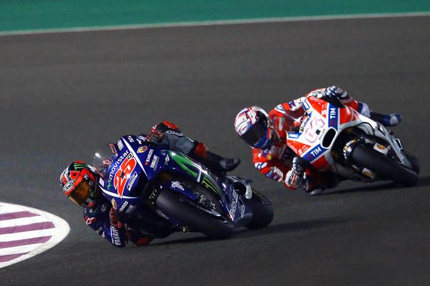 Andrea Dovizioso ketika membuntuti Maverick Vinales pada lomba MotoGP Qatar 2017 di Sirkuit Losail. (Foto-Motorsport)