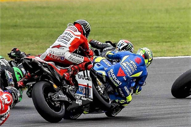 Andrea Iannone (Suzuki Ecstar) ketika motornya diseruduk Jorge Lorenzo (Ducati) pada lomba MotoGP Argentina 2017. (Foto-crash.net)