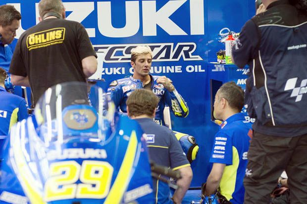 Andrea Iannone (Tim Suzuki Ecstar) usai terjatuh di lomba MotoGP Qatar 2017. (Foto-zimbio)