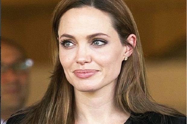 Angelina Jolie Gagal Rayakan Halloween Bersama Brad Pitt