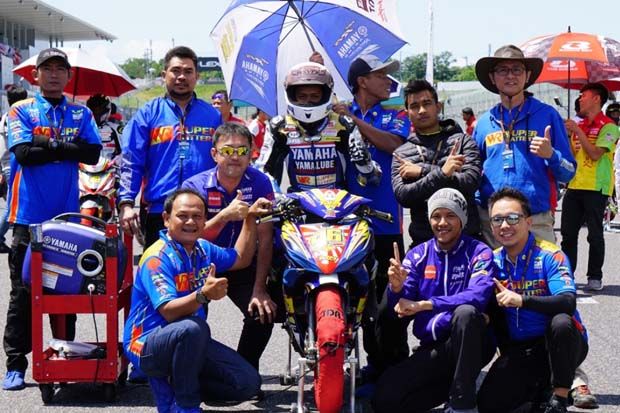 Anggi Setiawan dan tim YRI di ARRC 2017 di sirkuit Suzuka Jepang. (Foto-Yamaha Racing Indonesia)