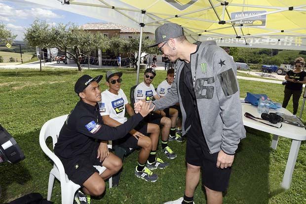 Anggi Setiawan saat bersalaman dengan Valentino Rossi di Yamaha VR46 Master Camp 2017. (Foto-Yamaha)