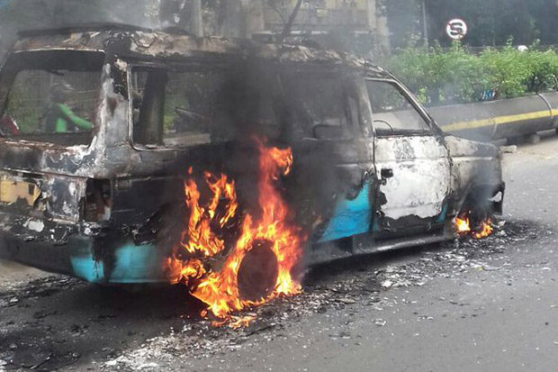Mobil Angkot Terbakar di Jalan Benyamin Sueb