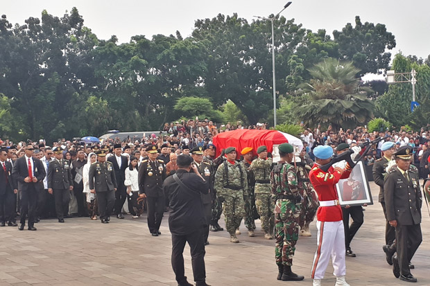 Warga Penuh Sesak Saksikan Pemakaman Ani Yudhoyono di TMP Kalibata