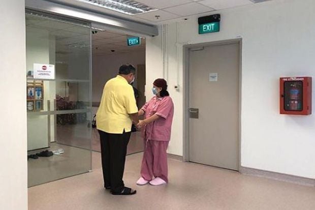 Ani Yudhoyono Lakukan Exercise di Lorong RS NUH Singapura