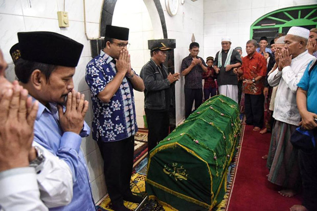 Kisah Anies Cium Kening Jakmania di ICU hingga Melayat ke Rumah Duka