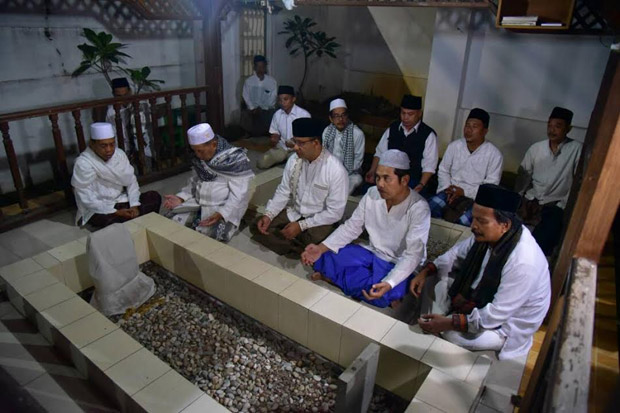 Sebelum Mencoblos, Anies Salat Subuh Berjamaah dan Ziarah