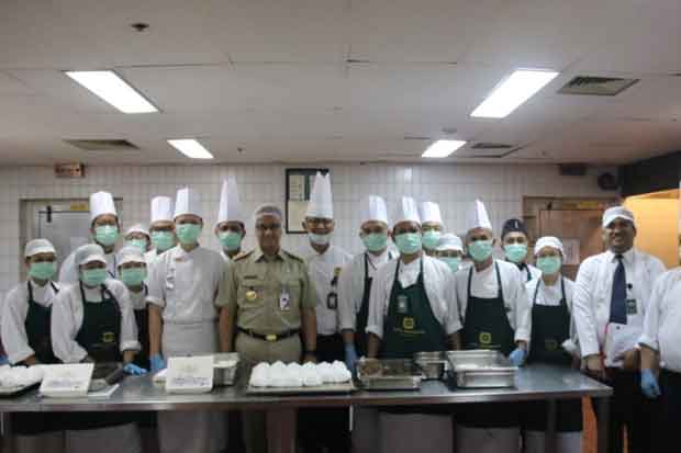 Anies Baswedan Tinjau Daging Kurban Siap Saji di Hotel Borobudur