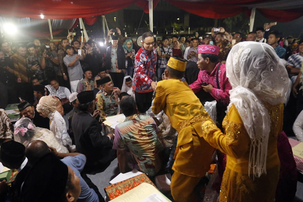 Anies-Sandi Jadi Saksi, 430 Pasangan Nikah Massal Ini Sumringah