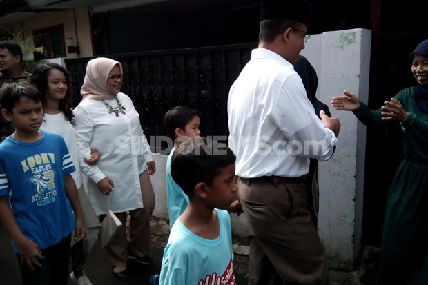Sebelum ke TPS Anies Foto Bareng Keluarga dan Minta Resbu Ibunda