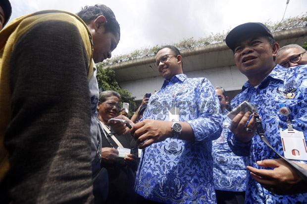 Siapkan Lahan di Jalan Jatibaru, Anies Serahkan Kartu PKL Tanah Abang