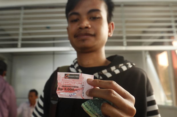 Penumpang Commuter Line Arah Bogor Padati Stasiun Pasar Minggu