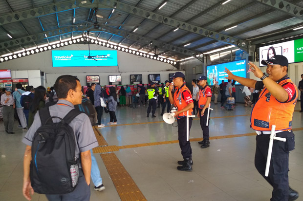 Uang Elektronik dan KMT Tak Berlaku, Antrean Panjang di Stasiun Bogor