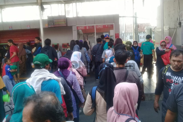 KMT Belum Bisa Digunakan, 3 Stasiun Ini Alami Antrean Panjang