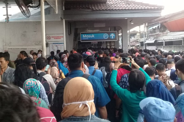 Antrean Panjang, Petugas Gratiskan Penumpang Naik Kereta