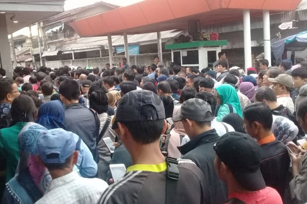 Antrean Panjang, Petugas Gratiskan Penumpang Naik Kereta