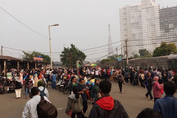 Usai Antrean Panjang, Sampah Berserakan di Stasiun Bekasi