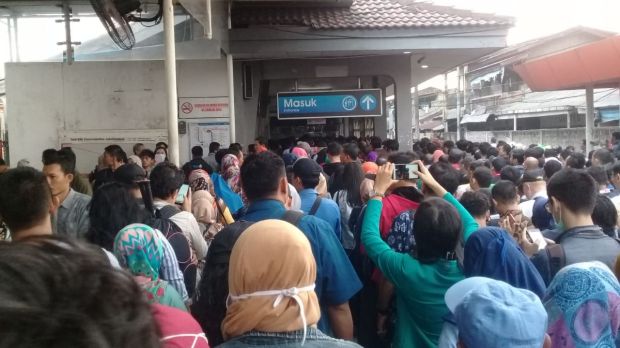 Antrean Panjang Penumpang KRL Masih Terjadi di Stasiun Depok