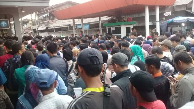 Antrean Panjang Penumpang KRL Masih Terjadi di Stasiun Depok