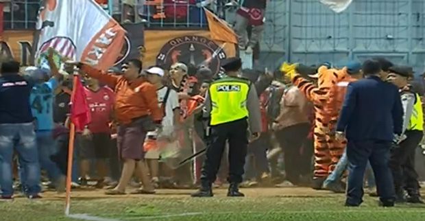 Membeludak, Aremania dan Jakmania Nonton di Pinggir Lapangan