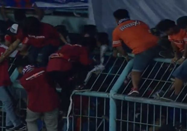 Membeludak, Aremania dan Jakmania Nonton di Pinggir Lapangan