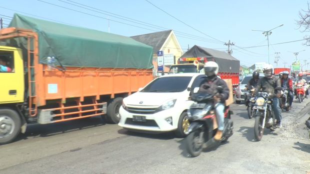 Arus Mudik di Pantura Demak Terhambat Truk Besar