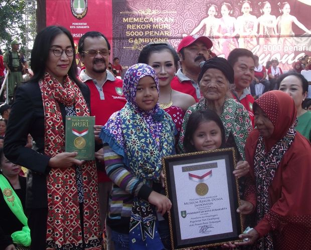 Solo Menari Gambyong, 5.035 Penari Pecahkan Rekor MURI