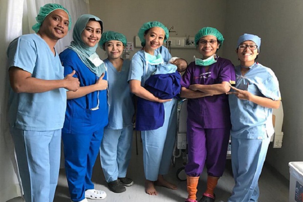 Didiagnosis Katarak, Anak Kedua Asri Welas Sudah Bisa Melihat