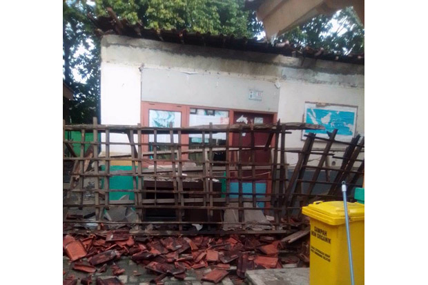 Hujan Lebat, Atap Rumah Dinas di SDN 01 Benda Pamulang Ambruk