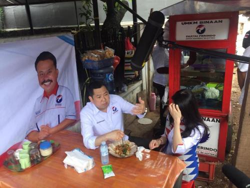 Ibu Atun Terharu Sampai Menangis, Gado-gado Buatannya Dipuji HT