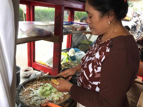 Ibu Atun Terharu Sampai Menangis, Gado-gado Buatannya Dipuji HT