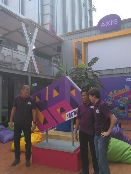 Kembangkan Potensi Anak Muda, AXIS Pop-Up Station Hadir di 9 Kota