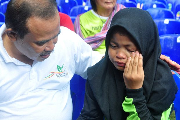 Peringati Hari Ayah, Ratusan Anak Menangis Haru