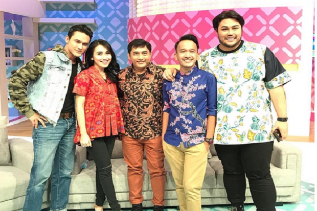 Hari Batik Nasional, ShaheeR Sheikh Bangga Pakai Baju Batik