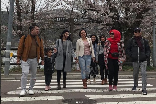 Yuk, Intip Keseruan Liburan Ayu Ting Ting di Jepang
