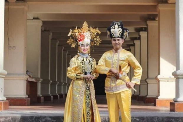 Viral, Modifikasi Baju Adat Gorontalo dengan Bawahan Celana Pendek Diprotes