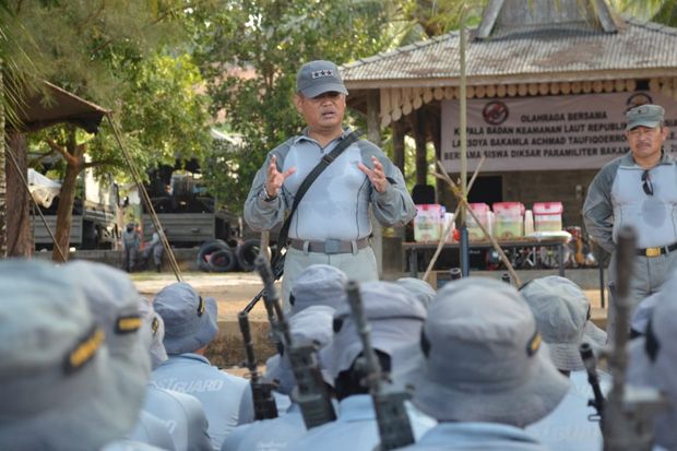 Kepala Bakamla Ajak Paramiliter Lari Bersenjata Sejauh 5 Km