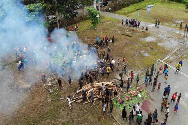 Warga dan TNI Gelar Prosesi Bakar Batu saat Buka TMMD di Timika
