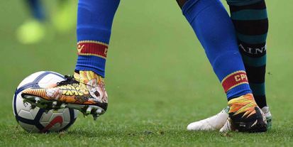 Enam Sepatu Bola Terunik yang Pernah Dipakai Pemain Dunia