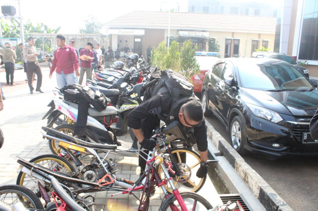 Sergap Balap Liar di Tangsel, Polisi Angkut Ratusan Motor Bodong