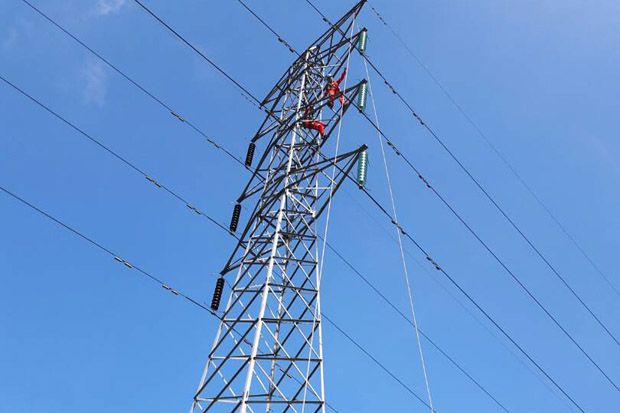 Ganggu Pasokan Listrik, PLN Turunkan Balon Raksasa di Tower SUTT