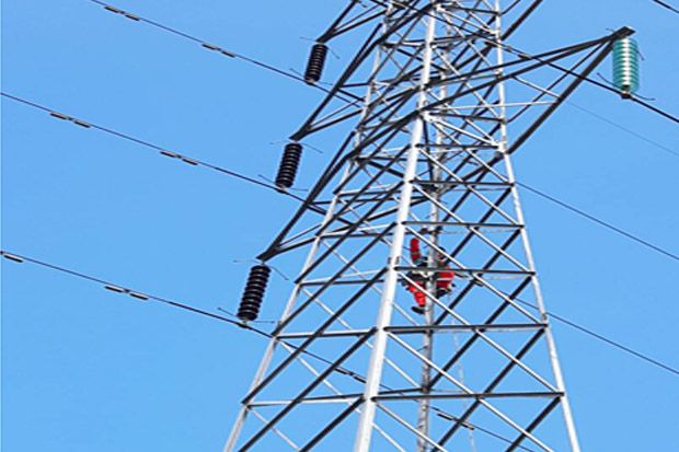 Ganggu Pasokan Listrik, PLN Turunkan Balon Raksasa di Tower SUTT