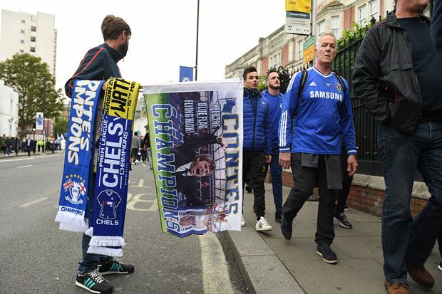Dua Wanita Raksasa Sambut Pendukung Chelsea di Stamford Bridge
