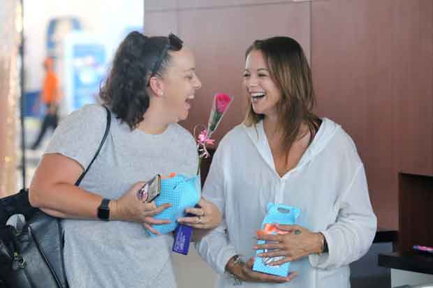 Valentine 2019, Bandara Soetta Beri Penumpang Cokelat dan Bunga