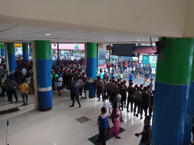 Tolak Habib Bahar Bin Smith, Ormas Kepung Bandara Sam Ratulangi