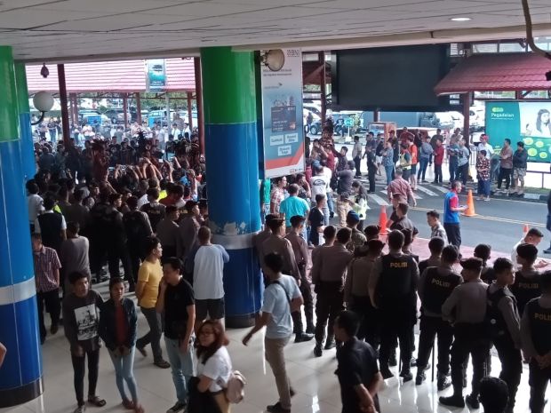 Tolak Habib Bahar Bin Smith, Ormas Kepung Bandara Sam Ratulangi