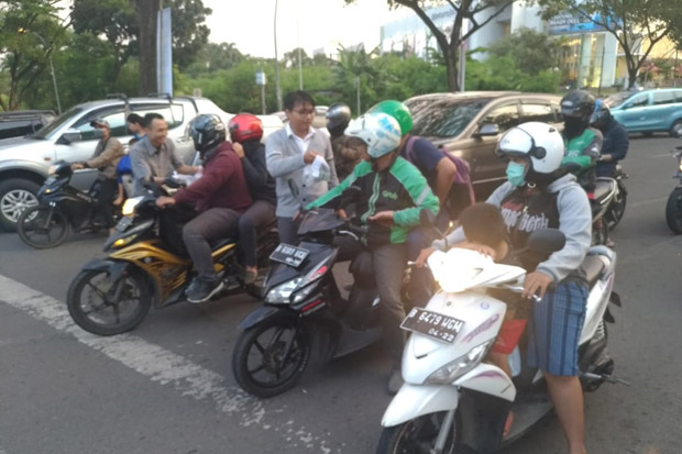 Jelang Idul Fitri, Bank Mandiri Turun ke Jalan Tebar Takjil di Bintaro