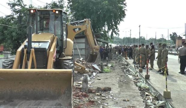 Alat Berat Ratakan Bangunan di Perbatasan Kendal-Semarang