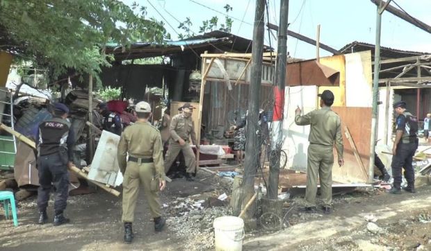 Alat Berat Ratakan Bangunan di Perbatasan Kendal-Semarang